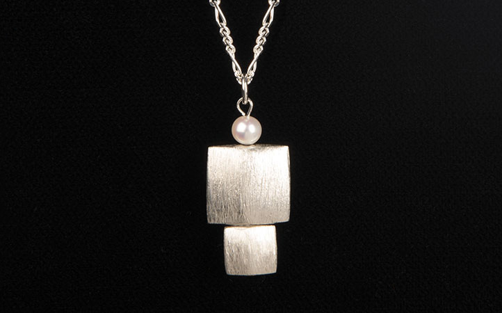straight collection neclace pendant image